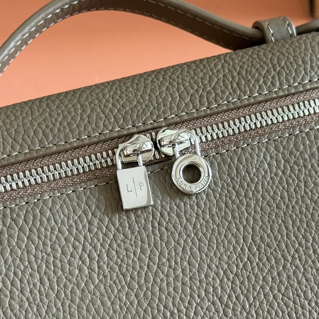 p1160💋💋💋【Original leather configuration counter complete set of packaging】 𝐋𝐨𝐫𝐨 𝐏𝐢𝐚𝐧@ Extra pocket L19 series handbag/crossbody bag, all steel, the most comfortable life is the undefined life, just like loro The material design of pian@ does not require complicated design styles. The simple and soft outline is elegant and durable, like an exquisite cosmetic case, which perfectly balances appearance and functionality. The leather is delicate and feels as soft as butter. The small bag has a large capacity. It is not only portable with a thin shoulder strap, but can also be worn cross-body. Sisters who have a special liking for minimalist style can buy it. It is simple and versatile. The simpler, the more different. Stars and Instagram celebrities are all planting it. There are two sizes of 19 cm and 27 cm. One is exquisite and casual, and the other is elegant and grand. Size: Small: length 19×width 7×height 12cm (